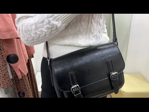 ❤️ الاستمناء العلني للعاهرة الصغيرة FeralBerry مع دسار في غرفة القياس الفيديو الشرجي